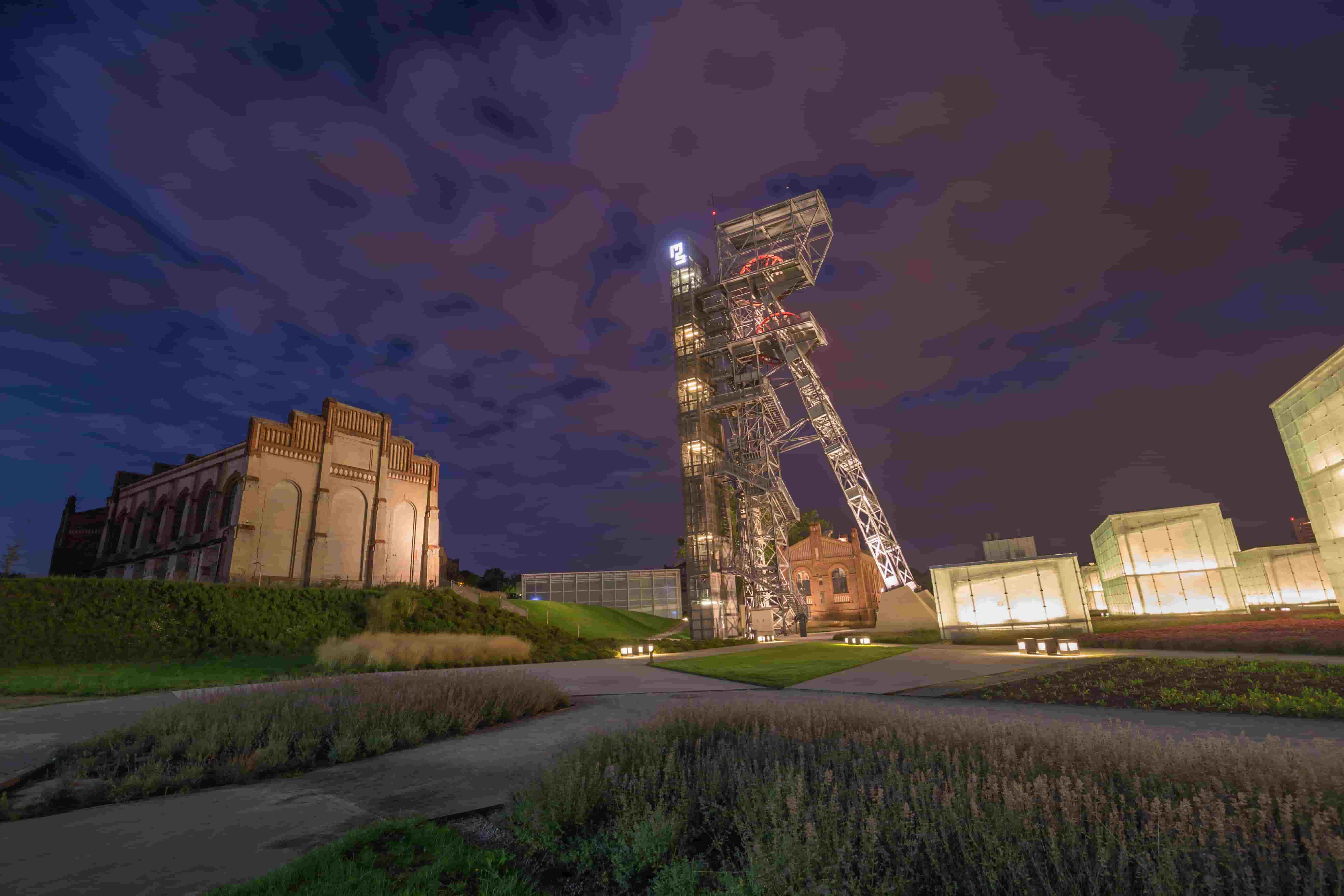 摄图网_503614826_卡托维兹市矿井夜景波兰(企业商用)-tuya.jpg 摄图网_503614826_卡托维兹市矿井夜景波兰(企业商用)-tuya.jpg